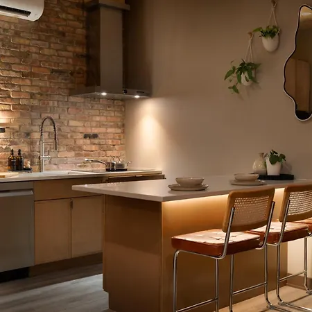 Pulaski Point Apartment *