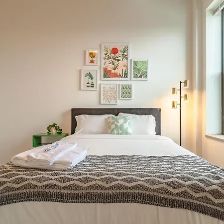 Spacious 3br Corner With Optional Parking And Gym Access Near Mccormick Place, Grant Park And Soldier Field Apartment *