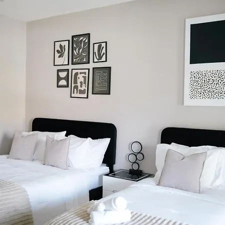 Sleeps 18 7br Gym Game Theater Holiday home Chicago