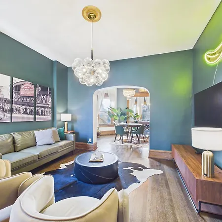 The Wrigleyville Art Deco Executive Garage Apartment *