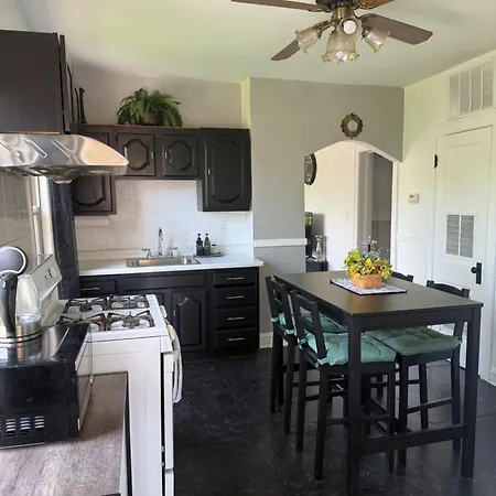 Prime Location - Cozy 3bd Near Downtown! Free Parking & Fast Wifi! *