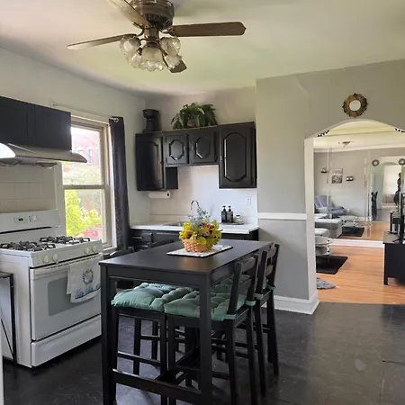 Apartment Prime Location - Cozy 3bd Near Downtown! Free Parking & Fast Wifi!