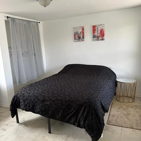 Prime Location - Cozy 3bd Near Downtown! Free Parking & Fast Wifi!