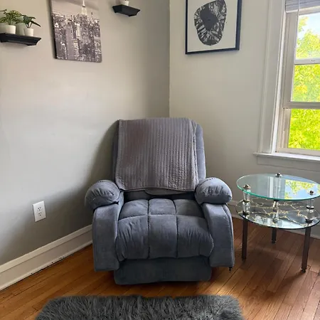 Prime Location - Cozy 3bd Near Downtown! Free Parking & Fast Wifi!