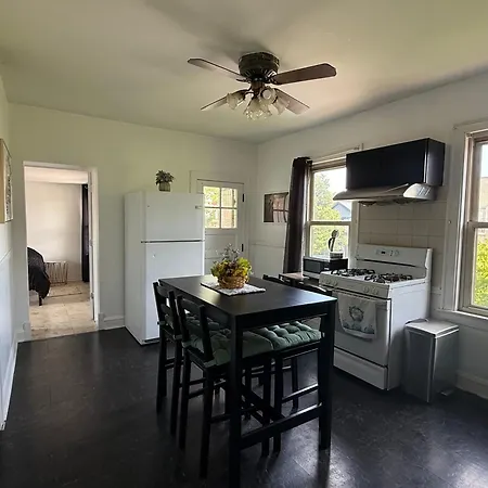 Apartment Prime Location - Cozy 3bd Near Downtown! Free Parking & Fast Wifi! *