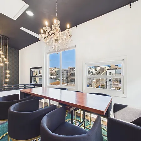 The Wrigleyville Art Deco Executive Garage Apartment *