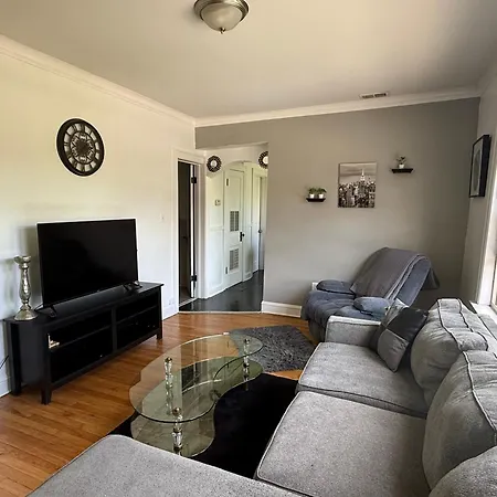 Prime Location - Cozy 3bd Near Downtown! Free Parking & Fast Wifi!