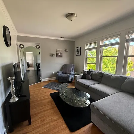 Prime Location - Cozy 3bd Near Downtown! Free Parking & Fast Wifi! *