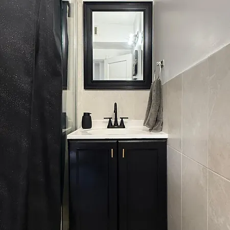 Prime Location - Cozy 3bd Near Downtown! Free Parking & Fast Wifi! Apartment *