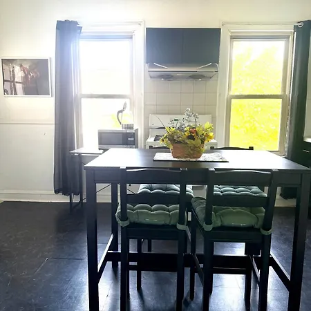 Prime Location - Cozy 3bd Near Downtown! Free Parking & Fast Wifi!