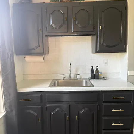 Prime Location - Cozy 3bd Near Downtown! Free Parking & Fast Wifi! Apartment