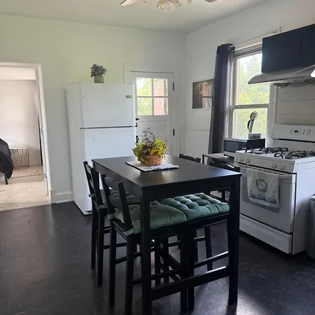 Prime Location - Cozy 3bd Near Downtown! Free Parking & Fast Wifi! Apartment