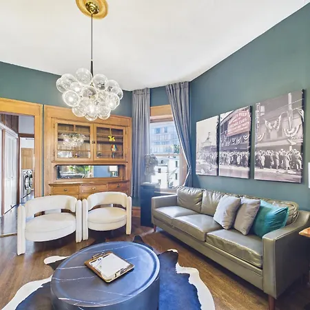 The Wrigleyville Art Deco Executive Garage Apartment *