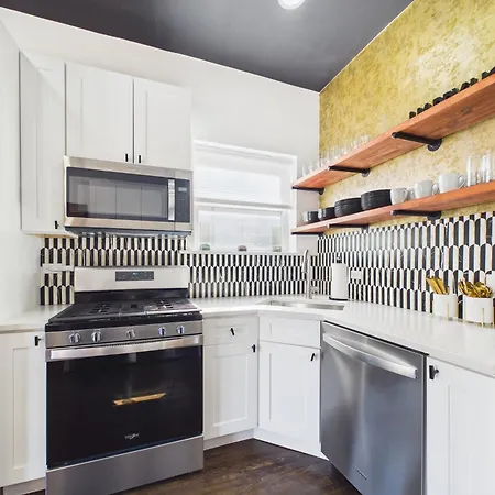 The Wrigleyville Art Deco Executive Garage Apartment Chicago