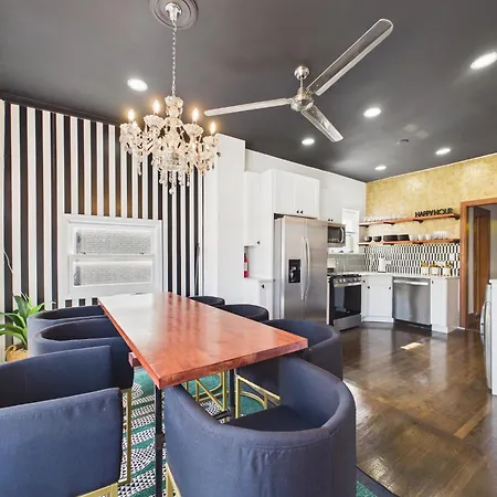 The Wrigleyville Art Deco Executive Garage Apartment