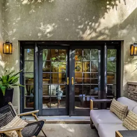 Boutique Retreat Private Patio Fire Pit *