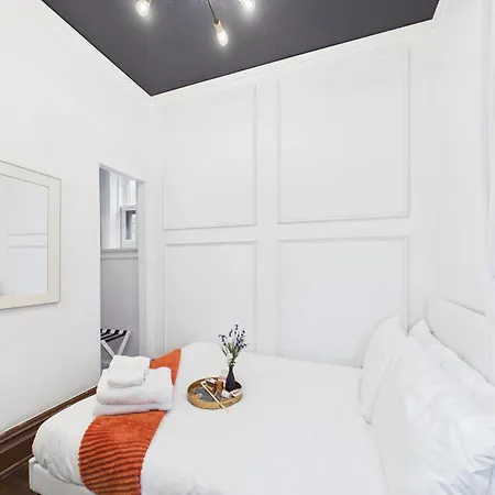 The Wrigleyville Art Deco Executive Garage Apartment