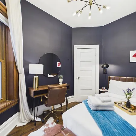 The Wrigleyville Art Deco Executive Garage Apartment *