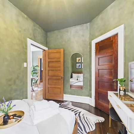 The Wrigleyville Art Deco Executive Garage Apartment