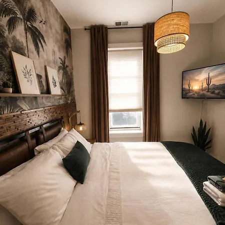 Designer Hideaway Private Patio Near Wicker Park *