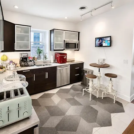 House 5863- Chicago's Premier Bed & Breakfast Chicago