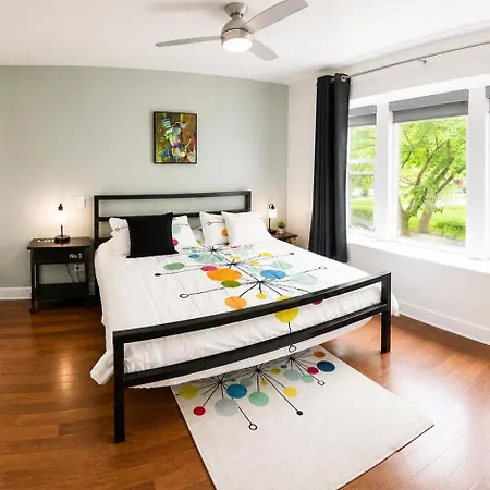 House 5863- Chicago's Premier Bed & Breakfast Chicago
