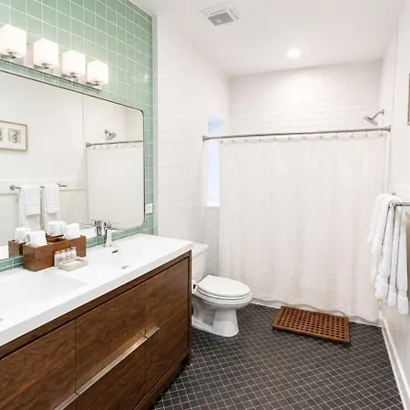 Bed & Breakfast House 5863- Chicago's Premier Chicago