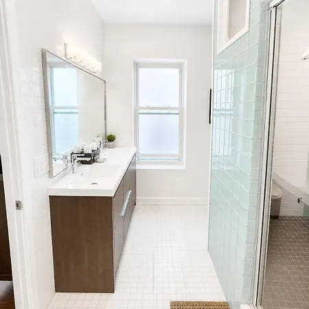 House 5863- Chicago's Premier Bed & Breakfast