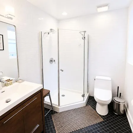 Bed & Breakfast House 5863- Chicago's Premier Chicago