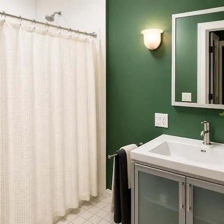 House 5863- Chicago's Premier Bed & Breakfast Chicago