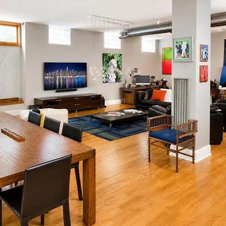 House 5863- Chicago's Premier 4* Chicago