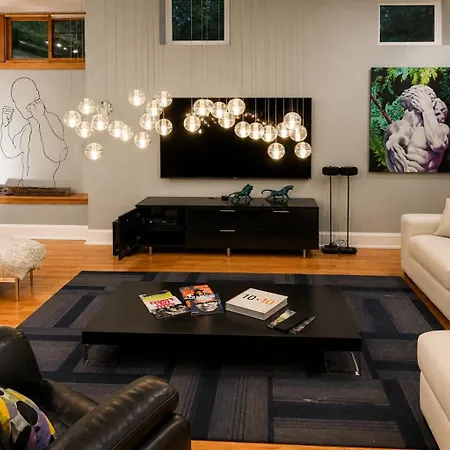 House 5863- Chicago's Premier Bed & Breakfast