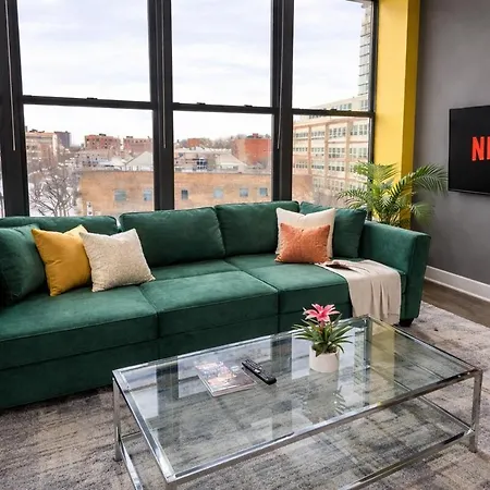 Bright 2br Luxury Corner With Optional Parking Sleeps 6 Guests Near Mccormick Place And Soldier Field *