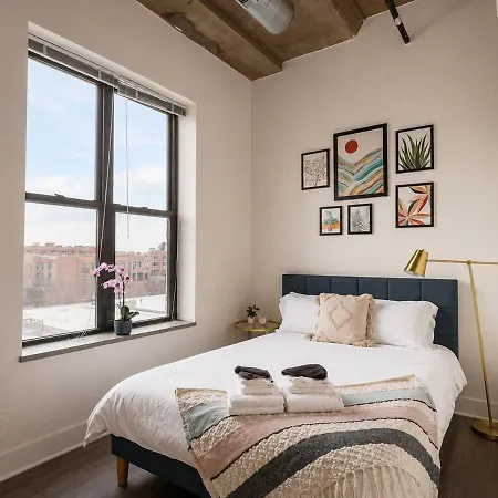 Spacious And Luxurious 3br Near Mccormick Place And Soldier Field With Optional Parking - Sleeps 10 *