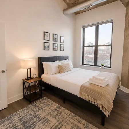 Spacious And Luxurious 3br Near Mccormick Place And Soldier Field With Optional Parking - Sleeps 10
