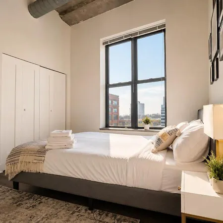 Apartment Spacious And Luxurious 3br Near Mccormick Place And Soldier Field With Optional Parking - Sleeps 10 *
