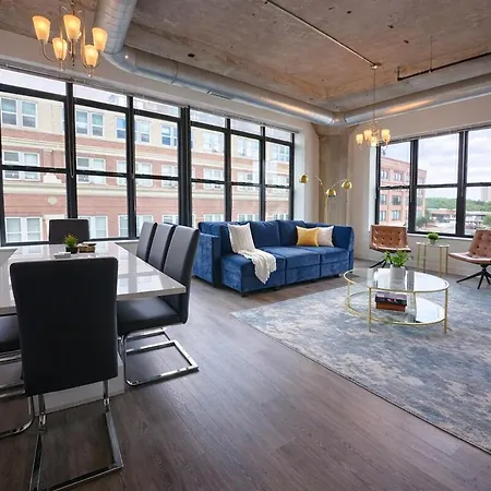 Spacious And Luxurious 3br Near Mccormick Place And Soldier Field With Optional Parking - Sleeps 10 Apartment Chicago