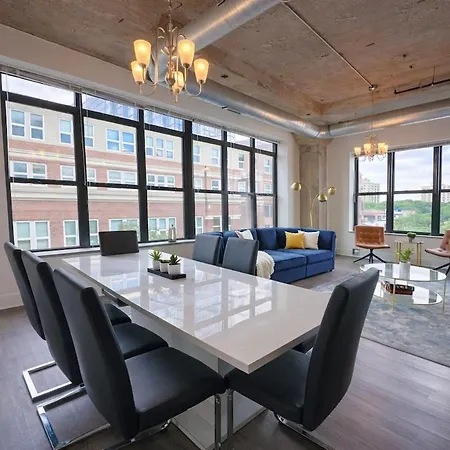 Spacious And Luxurious 3br Near Mccormick Place And Soldier Field With Optional Parking - Sleeps 10 *