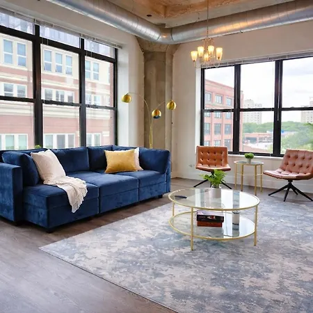 Spacious And Luxurious 3br Near Mccormick Place And Soldier Field With Optional Parking - Sleeps 10 Chicago