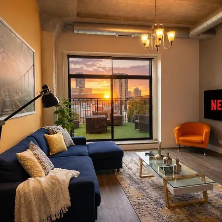 Luxury 3br Spacious Sleeps 8 Guests With Patio, Skyline View, Optional Parking And Gym Access Near Mccormick Place And Lakefront Apartment Chicago
