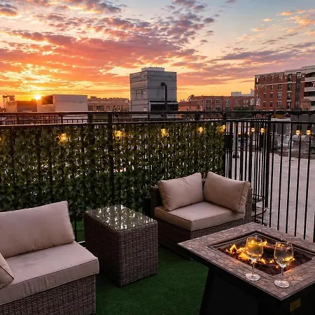 Apartment Luxury 3br Spacious Sleeps 8 Guests With Patio, Skyline View, Optional Parking And Gym Access Near Mccormick Place And Lakefront *