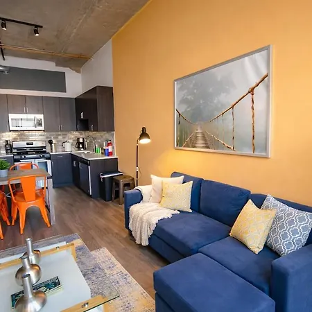 Luxury 3br Spacious Sleeps 8 Guests With Patio, Skyline View, Optional Parking And Gym Access Near Mccormick Place And Lakefront Chicago