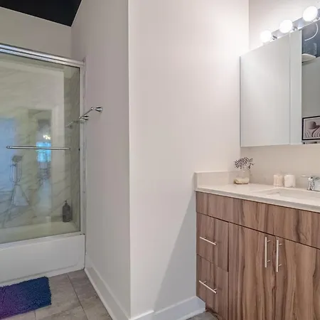 Group Friendly Spacious 3br With Optional Parking And Gym Access Sleeps 10 Guest Near Mccormick Place And Soldier Field Chicago