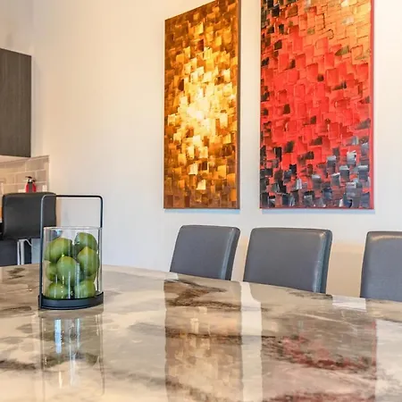Group Friendly Spacious 3br With Optional Parking And Gym Access Sleeps 10 Guest Near Mccormick Place And Soldier Field Chicago