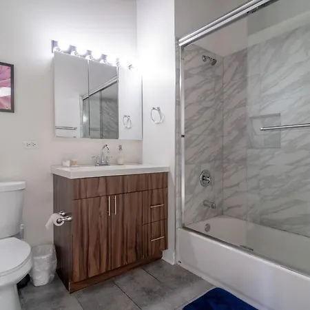 Apartment Spacious 2br Vacation With View, Optional Parking And Gym Near Mccormick Place & Downtown Attractions