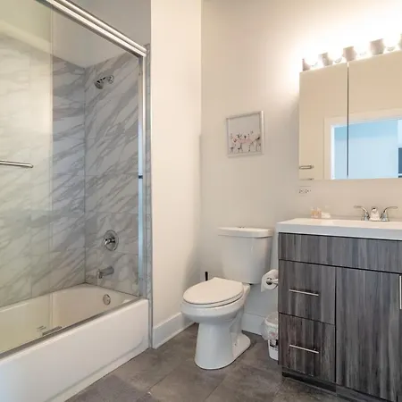 Spacious 2br Vacation With View, Optional Parking And Gym Near Mccormick Place & Downtown Attractions * Chicago