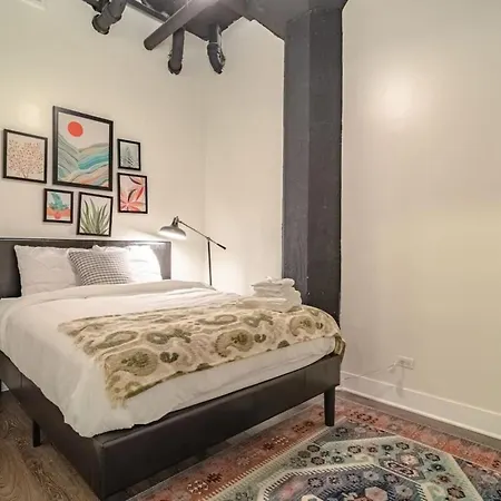 Ideal 3br Business Or Leisure In Fully Stocked Kitchen & Fast Internet With Optional Parking Near Soldier Field, Grant Park & Mccormick Place Apartment