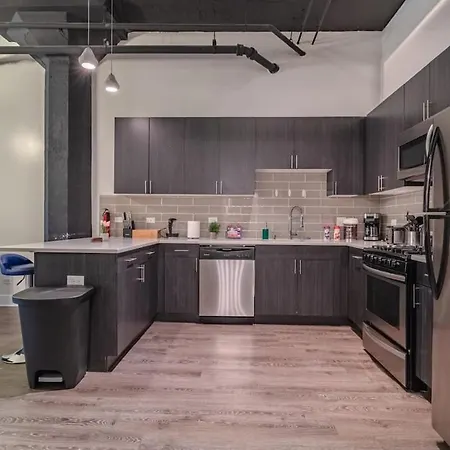 Ideal 3br Business Or Leisure In Fully Stocked Kitchen & Fast Internet With Optional Parking Near Soldier Field, Grant Park & Mccormick Place Chicago