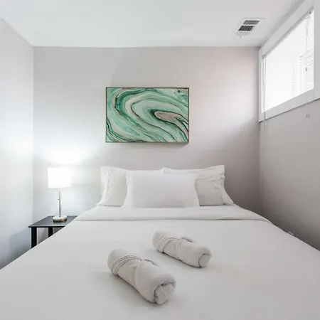Apartment Double Play Wrigley - Prime Location Across From Wrigley Field & Transit - 2br Apts Chicago
