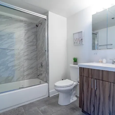 South Loop 2br Retreat With Skyline View And Optional Parking For 8 Guests Near Mccormick Place And Soldier Field